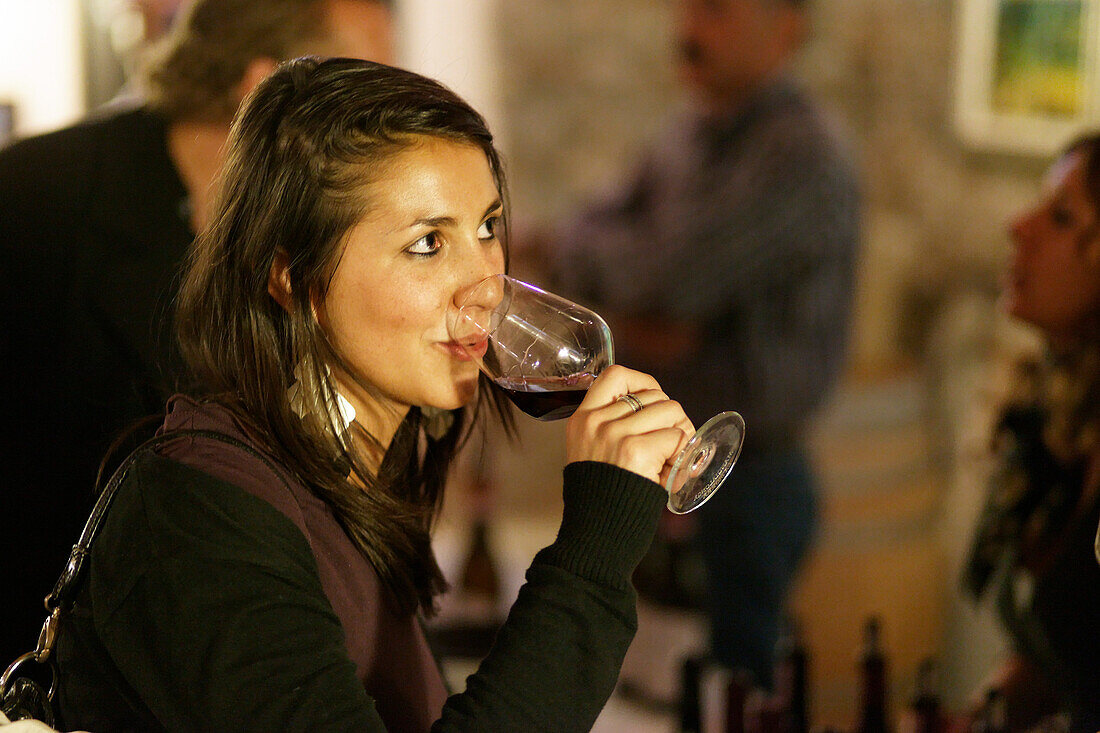 junge Frau, Weinprobe, La Morra, Langhe, Piemont, Italien