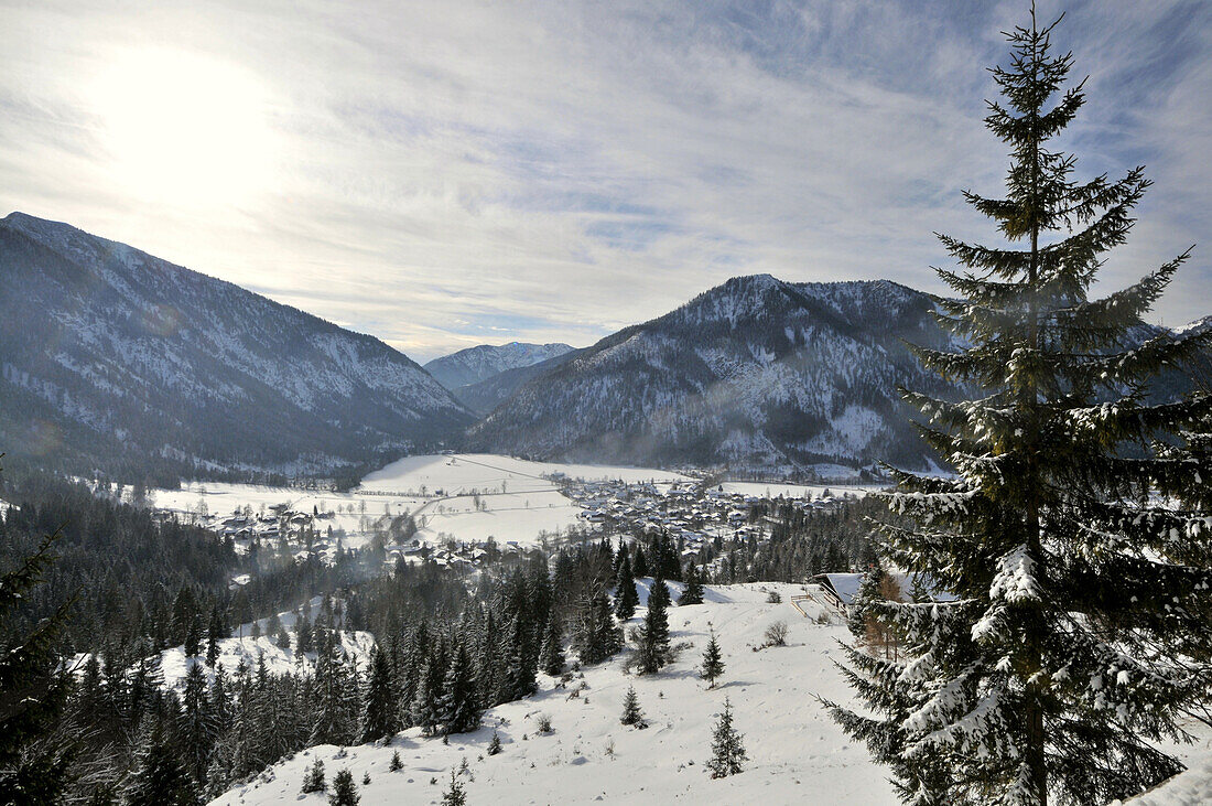Blick in ein verschneites Tal, Bayrischzell, Winter in Bayern, Deutschland, Europa