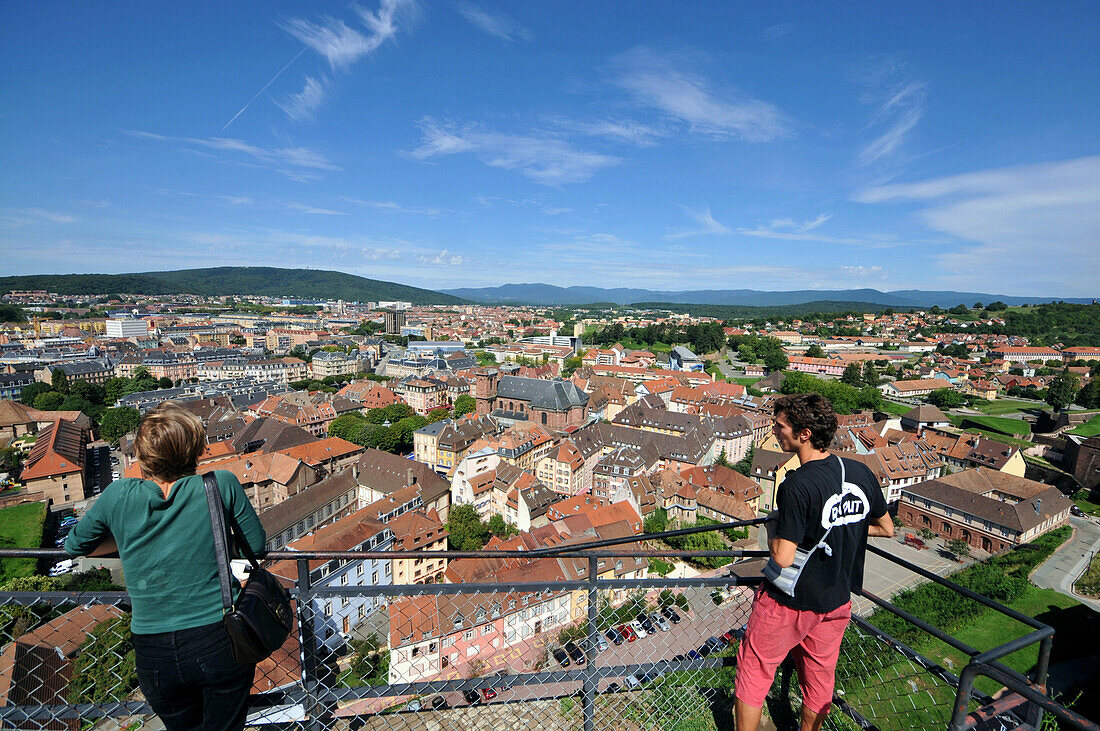 Menschen blicken vom Camp Retranché auf die Stadt Belfort, Jura, Franche Comté, Ost Frankreich, Europa