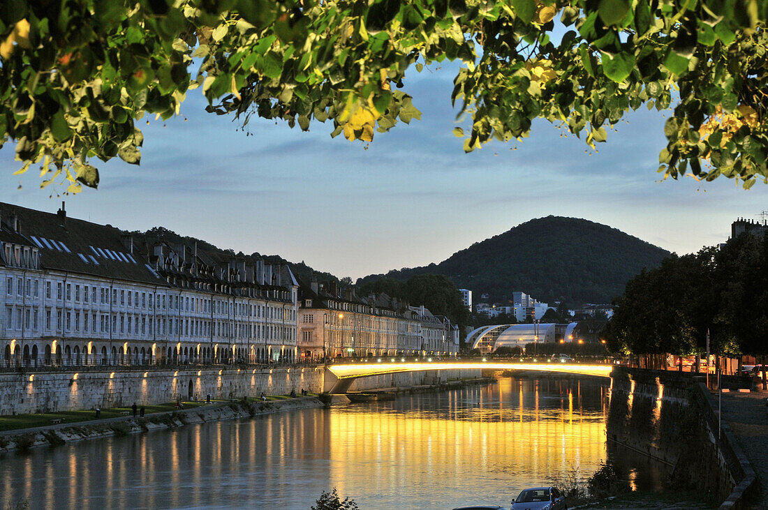 Die Pont Battant über dem Fluss Doubs am Abend, Altstadt von Besancon, Jura, Franche Comté, Ost Frankreich, Europa