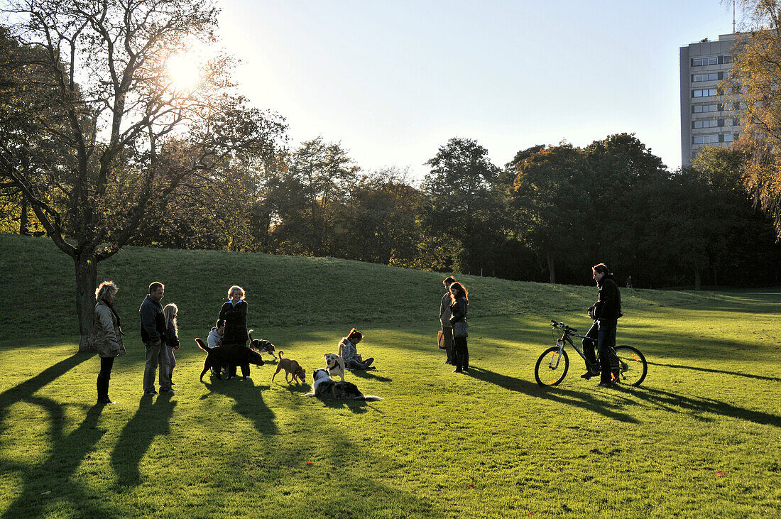 Menschen auf einer Wiese im Luitpoldpark, Schwabing, München, Bayern, Deutschland, Europa