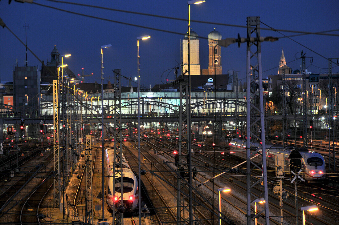 Blick zur Innenstadt über den Hauptbahnhof bei Nacht, München, Bayern, Deutschland, Europa