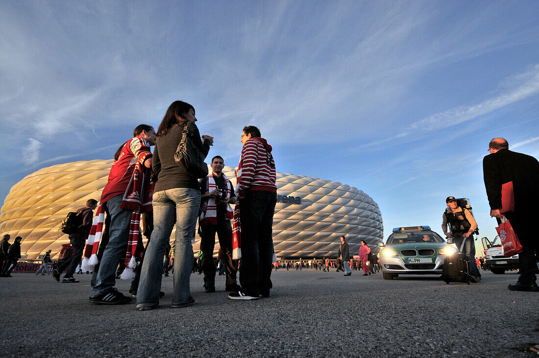 Menschen vor der Allianz Arena, München, Bayern, Deutschland, Europa