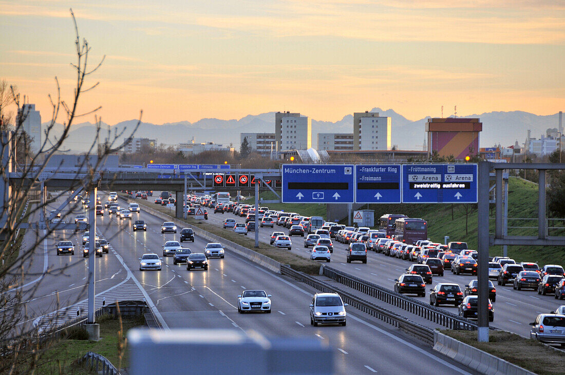 Autobahn bei Fröttmaning in der Abenddämmerung, München, Bayern, Deutschland, Europa