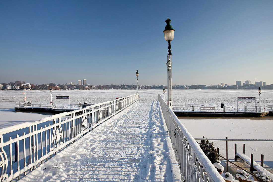 Verschneiter Steg vor zugefrorener Aussenalster, Alsterschifffahrt, Anleger Raabenstrasse, Hansestadt Hamburg, Deutschland, Europa