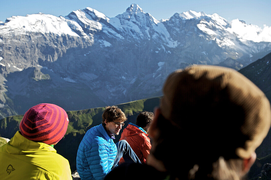Vier Personen vor einer Bergkulisse, Schilthorn, Berner Oberland, Kanton Bern, Schweiz