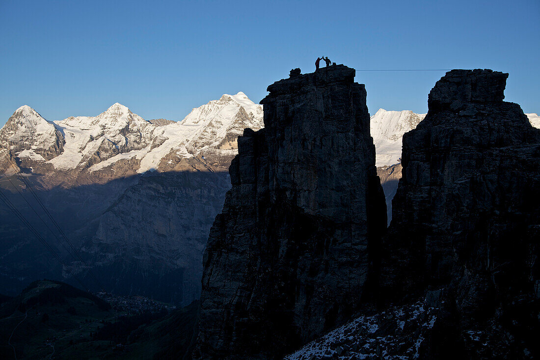 Zwei Männer gratulieren sich, Highline zwischen zwei Felsen, Schilthorn, Berner Oberland, Kanton Bern, Schweiz