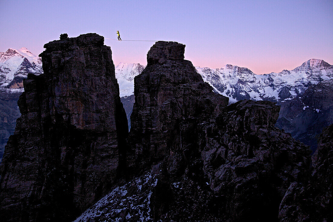 Mann balanciert auf einer Highline zwischen zwei Felsen, Schilthorn, Berner Oberland, Kanton Bern, Schweiz