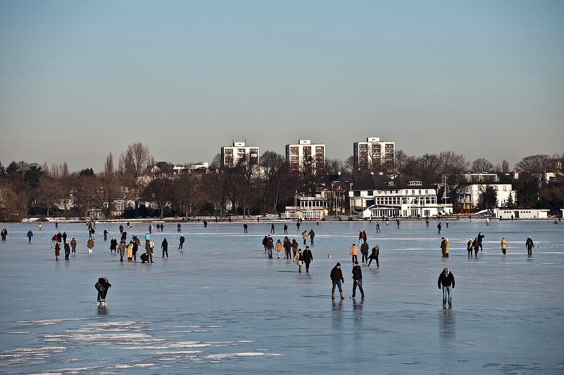 Menschen auf der zugefrorenen Aussenalster, Winterimpressionen, Hamburg, Deutschland, Europa