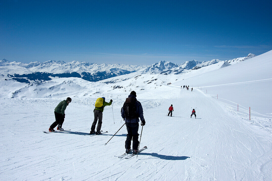 Skifahrer und Snowboarder auf einer Skipiste, Flims Laax Falera, Laax, Graubünden, Schweiz