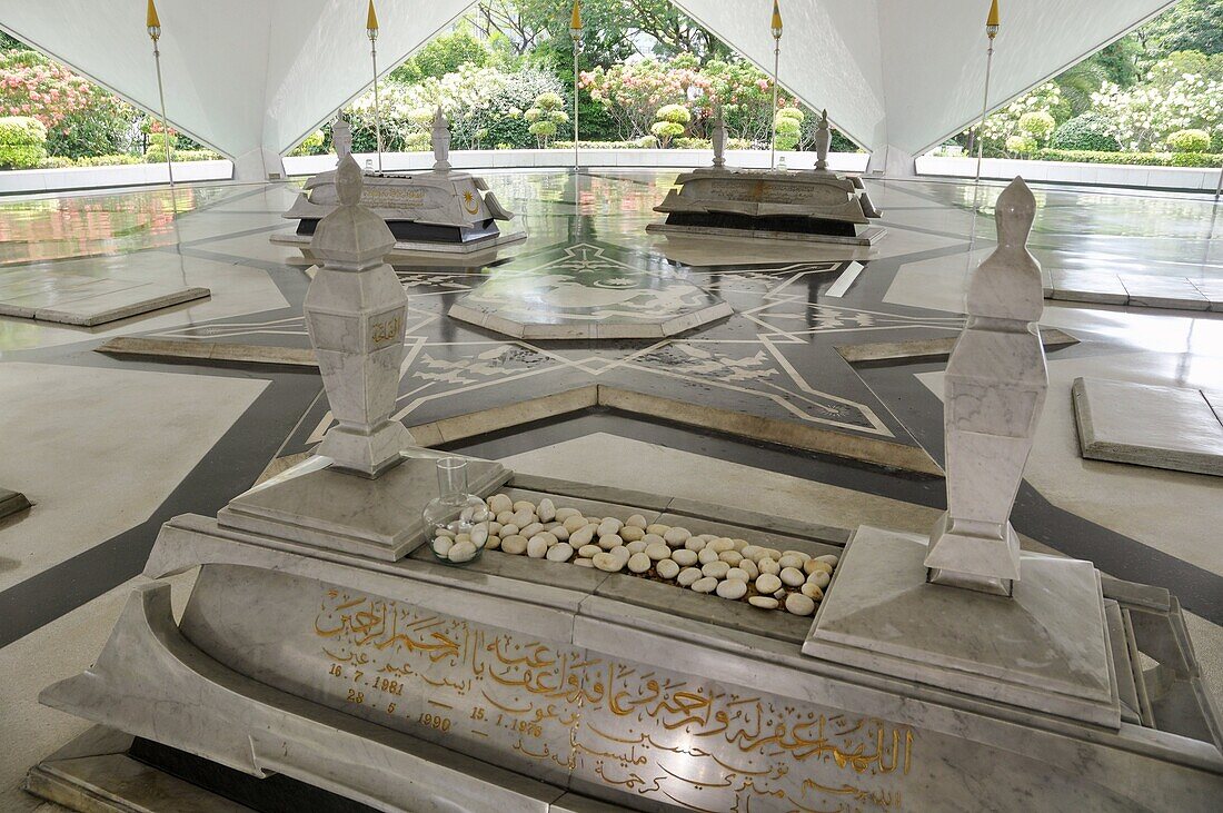 Kuala Lumpur (Malaysia): graves the National Mosque