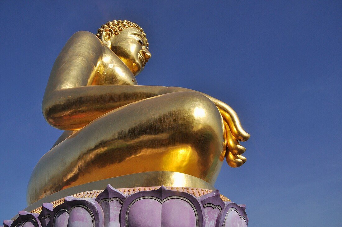 Sop Ruak (Thailand): big Golden Buddha statue by the Mekong River