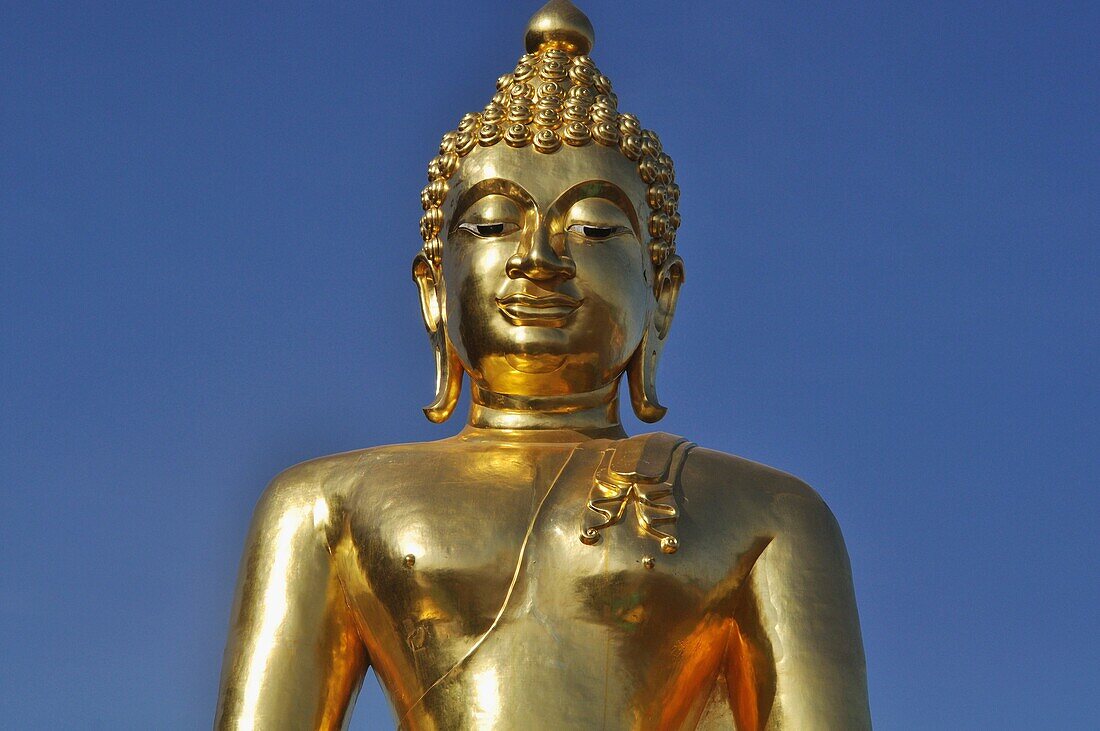 Sop Ruak (Thailand): big Golden Buddha statue by the Mekong River