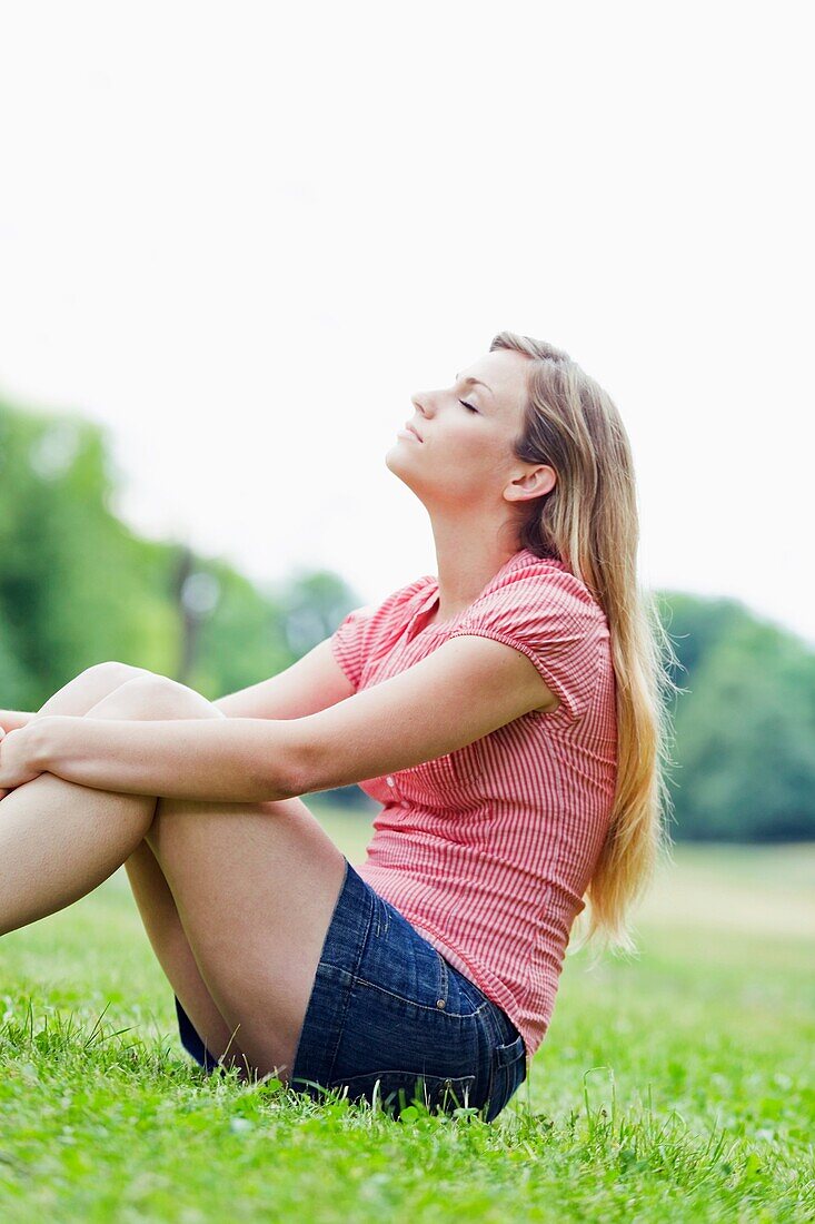 20's, 30's, adult, blond, female, garden, leisure, mid adult, one person, only, outdoor, park, portrait, spring, summer, wellbeing, wellness, woman, young adult, V51-1189218, AGEFOTOSTOCK