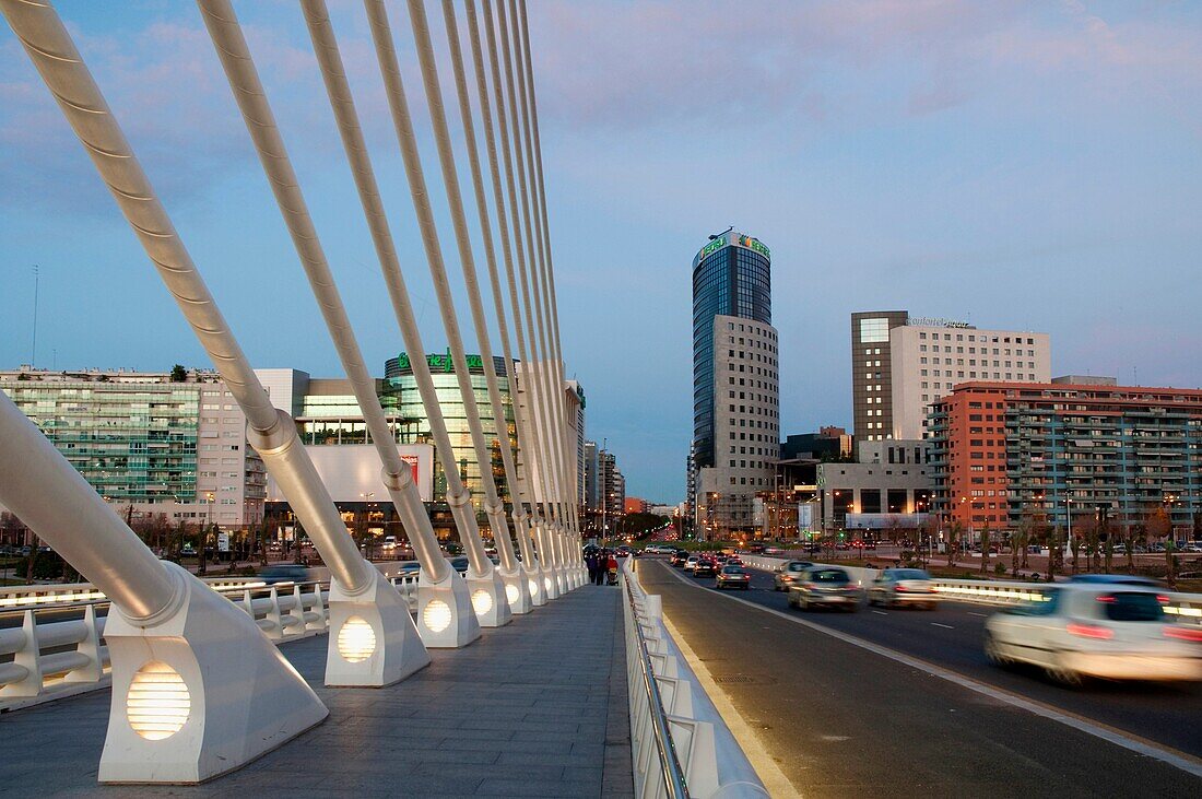 Brücke L'Assut d'Or in der Abenddämmerung, Stadt der Künste und Wissenschaften. Valencia, Comunidad Valenciana, Spanien.