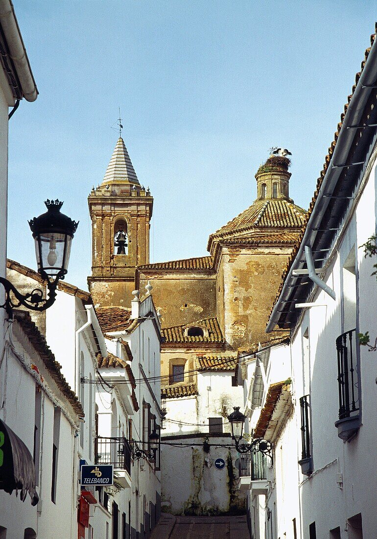 Straße und Kirche. Jabugo, Provinz Huelva, Andalusien, Spanien.