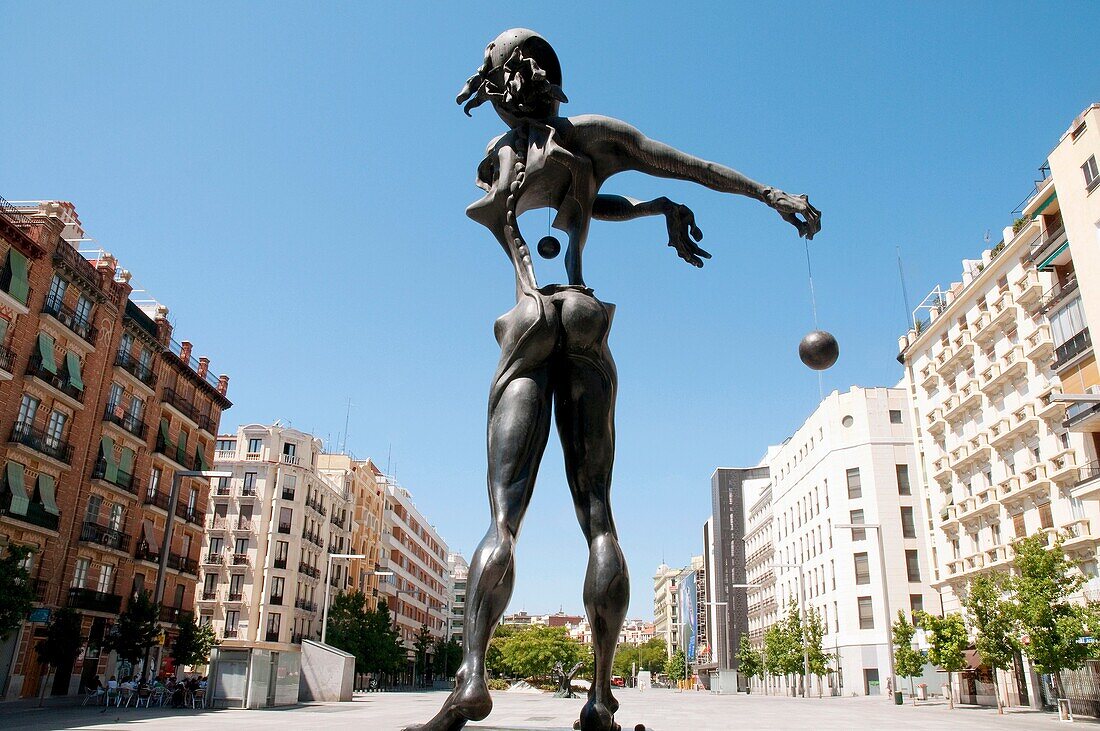 Avenida Felipe II vom Dalí-Platz aus. Madrid, Spanien.