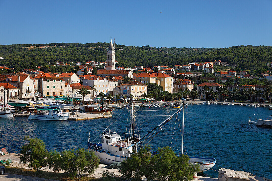 Blick über Hafen zur Kirche St Peter, Supetar, Brac, Split-Dalmatien, Kroatien