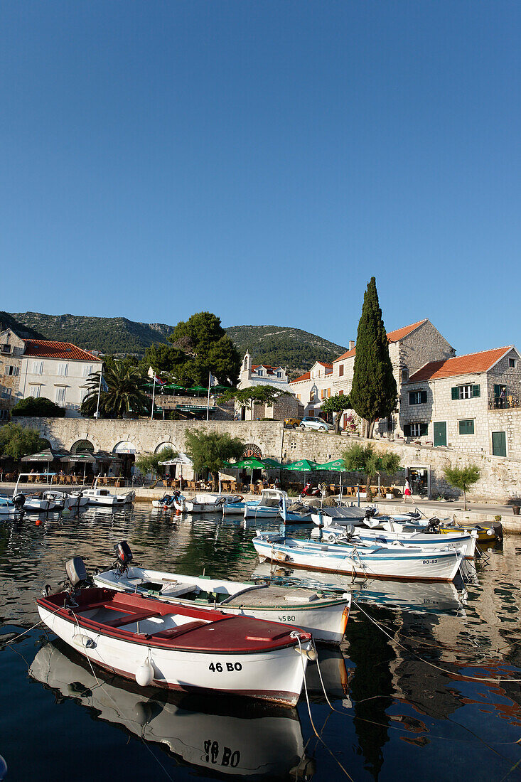 Boote im Hafen, Bol, Brac, Split-Dalmatien, Kroatien