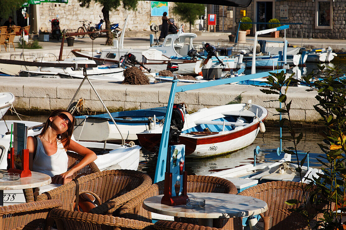 Straßencafe am Hafen, Bol, Brac, Split-Dalmatien, Kroatien