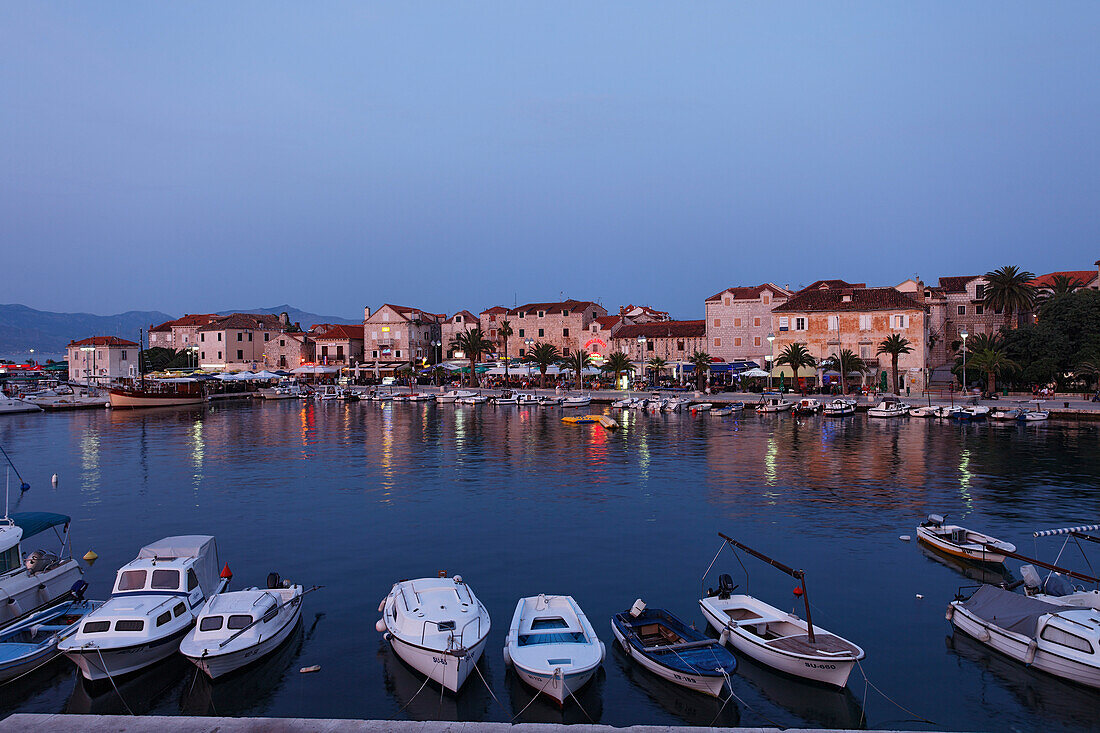 Hafenpromenade am Abend, Supetar, Brac, Split-Dalmatien, Kroatien