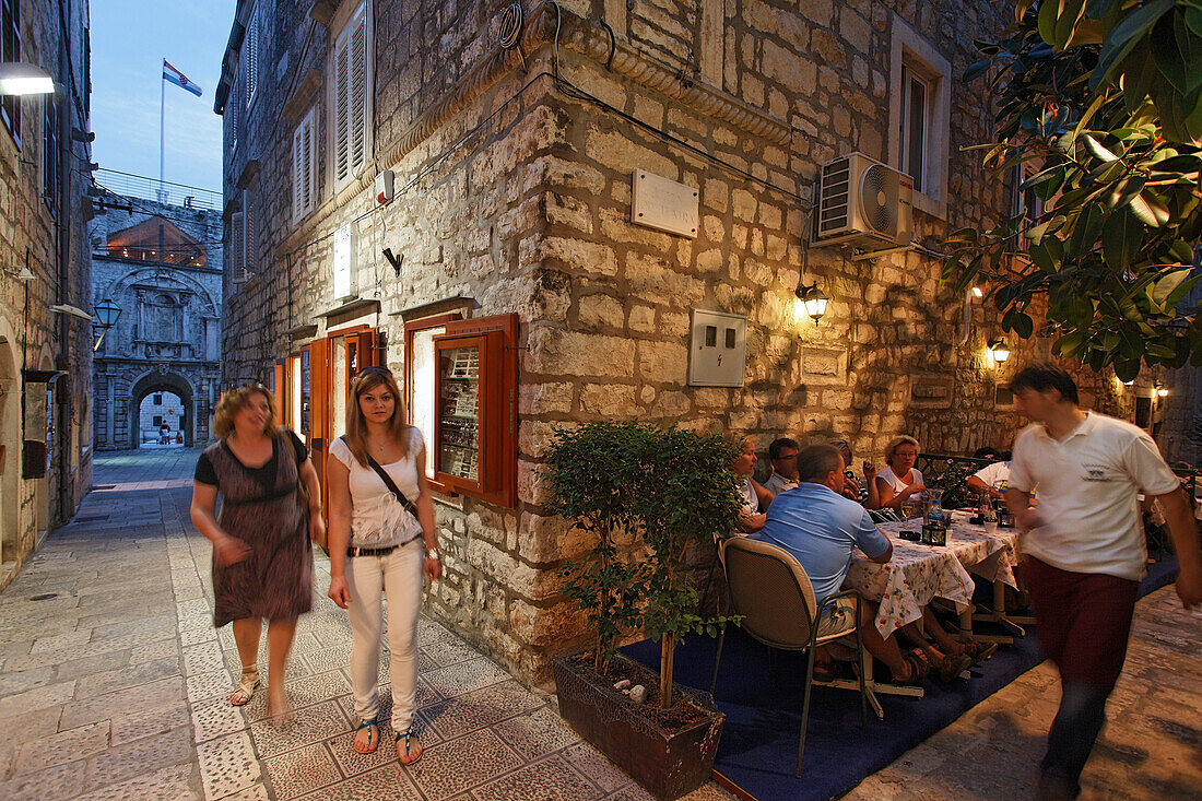 Restaurants in der Altstadt, Korcula, Dubrovnik-Neretva, Dalmatien, Kroatien