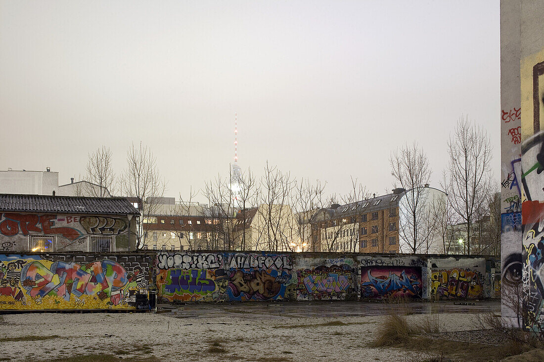 Berliner Hinterhof mit Graffiti, Berlin-Mitte, Berlin, Deutschland, Europa