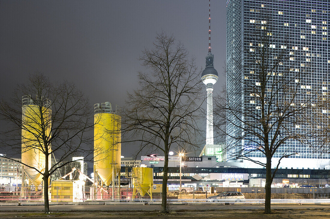 Alexanderplatz bei Nacht, Fernsehturm im Hintergrund, Berlin-Mitte, Berlin, Deutschland, Europa