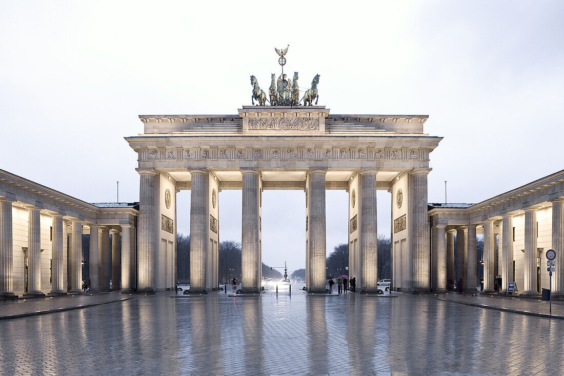Berlin's landmark Brandenburg Gate, Pariser Platz, Berlin, Germany, Europe
