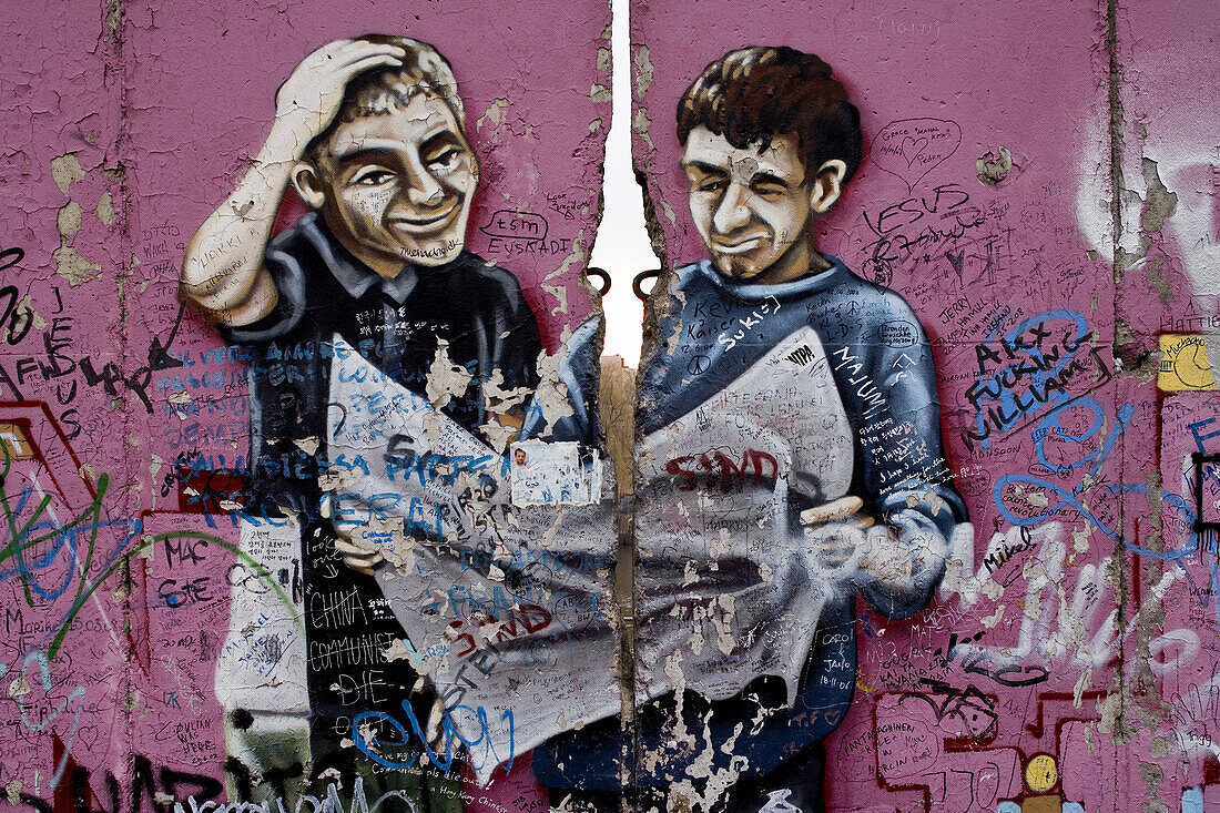 Die East Side Gallery ist der größte und bekannteste erhaltene Rest der Grenzanlagen der Berliner Mauer, Die Künstler kommentierten die politischen Veränderungen der Jahre 1989/90, Mühlenstrasse, Berlin-Friedrichshain, Berlin, Deutschland, Europa, GESPERR