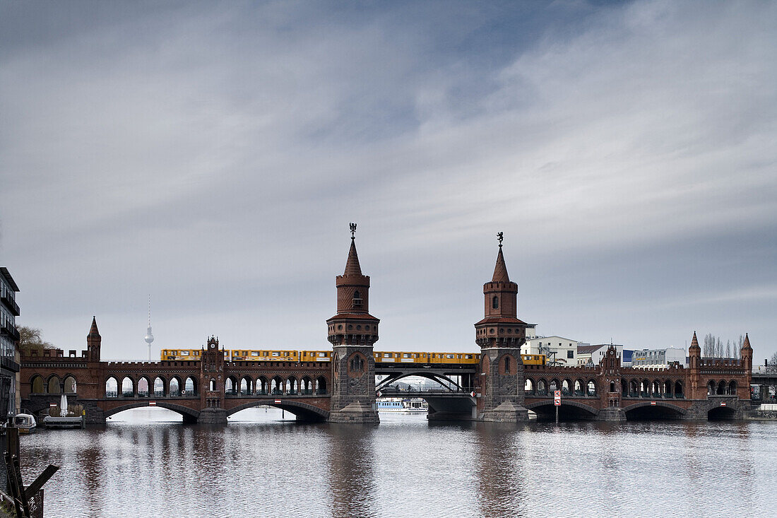 Oberbaumbrücke, ehemaliger Grenzübergang zwischen Ost- und Westberlin, zwischen Kreuzberg und Friedrichshain, Berlin, Deutschland, Europa