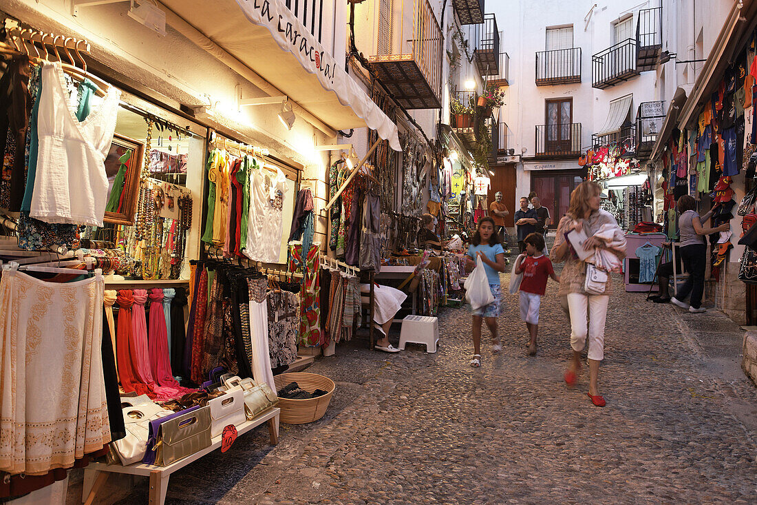 Einkaufsstraße in der Altstadt, Peniscola, Costa del Azahar, Valencia, Spanien