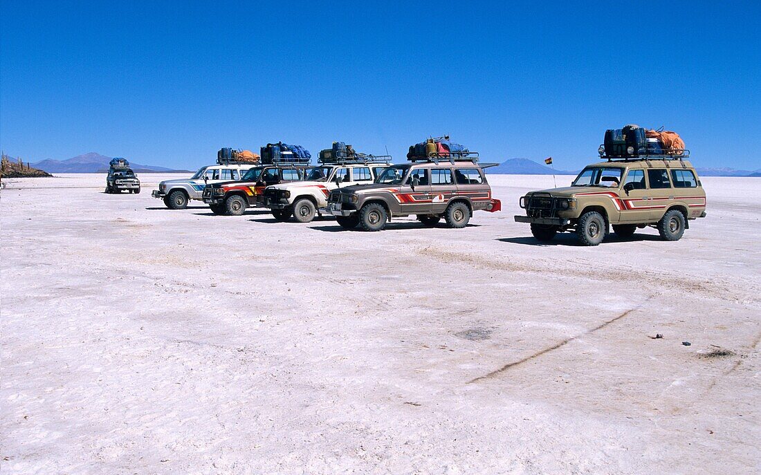 Cars on the salt lake Salar de Uyuni, Altiplano, Bolivia, South America