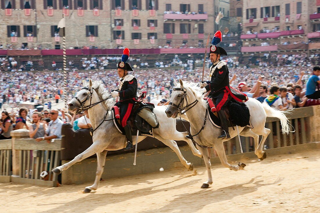 carabineers, palio of siena, siena, tuscany, italy, europe carabinieri a cavallo, palio di siena, siena, toscana, italia, europa