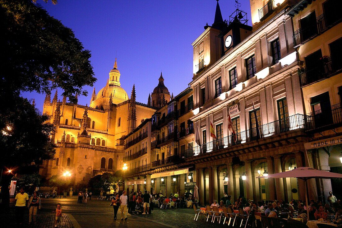 to get late in the Major square of Segovia and the Cathedral, Holy Church Cathedral of Our Lady of the Asuncion and of San Frutos, of the S XVI of Gothic style