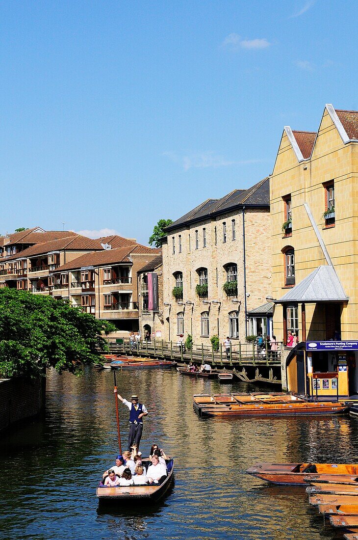 Punting on the River Cam near the Quayside area, Cambridge, England, UK