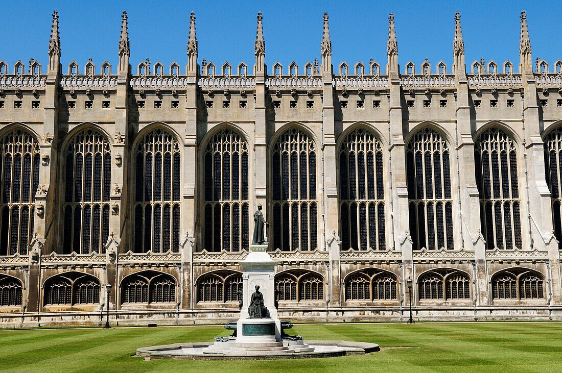 Front Court at Kings College, with statue of Henry VI, Cambridge, England, UK