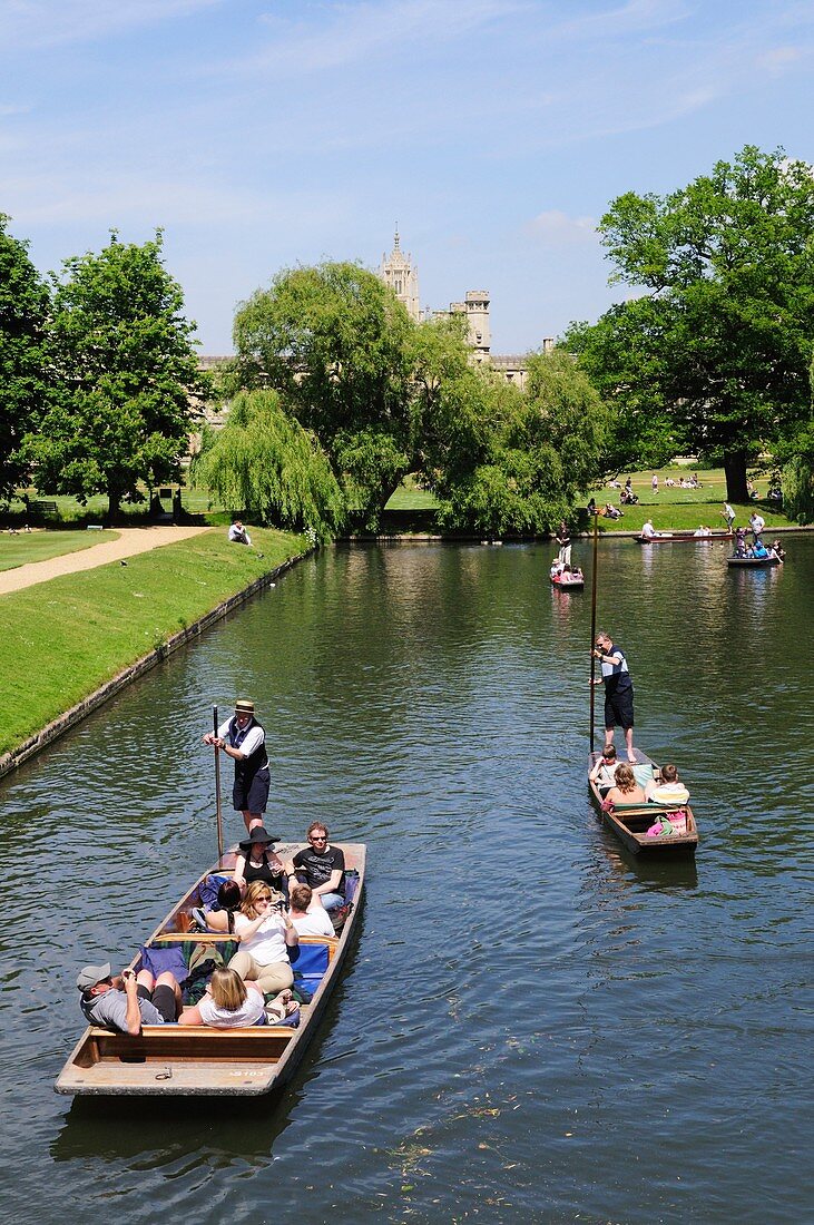Punting on the River Cam from Trinity Bridge, looking towards New Court, St Johns College, Cambridge, England, UK