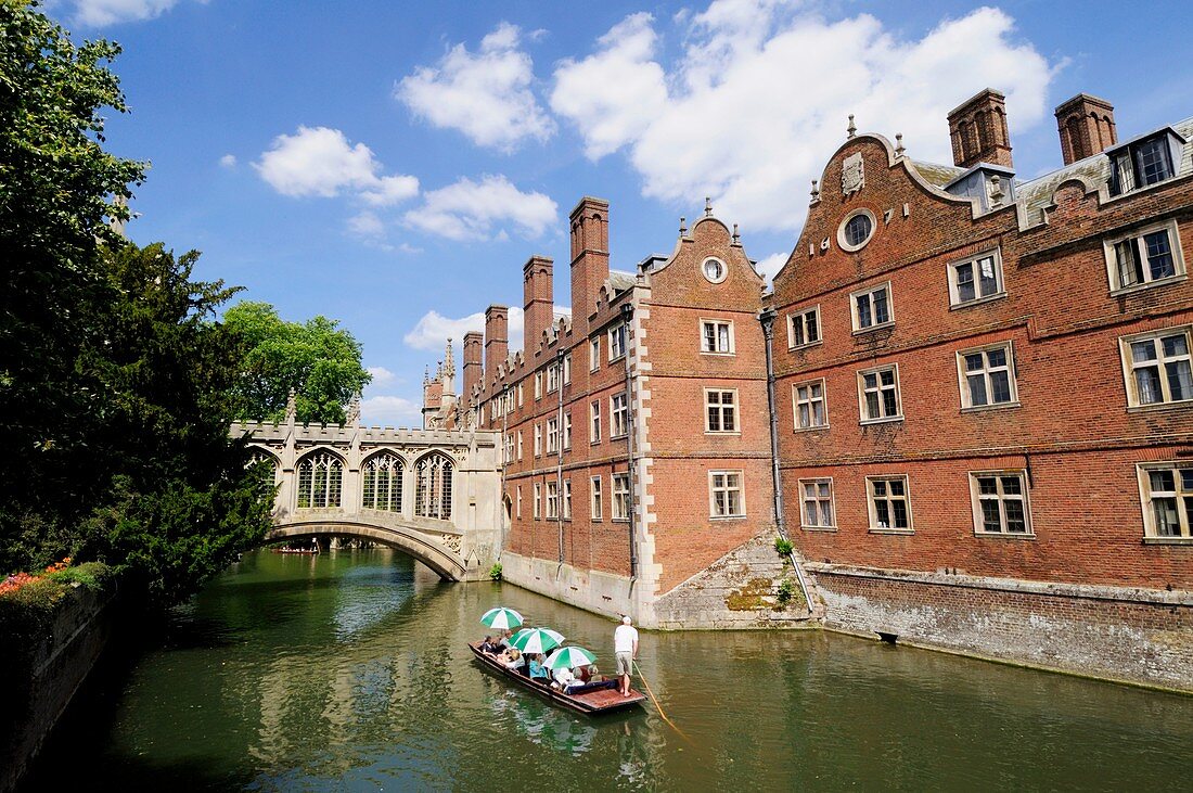 Punting on the River Cam by The Bridge of Sighs, St John's College, Cambridge, England, UK