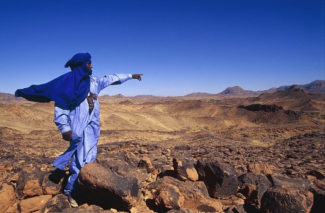 homme touareg dans l'immensite rocailleuse de l'Aïr, Niger, Afrique de l'Ouest//Tuareg in rocky vastness of Aïr, Niger, Western Africa