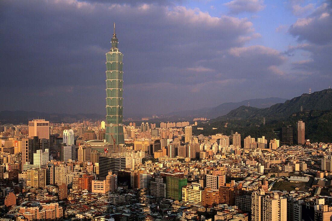 Der Taipei 101, Anfang 2004 in Taiwan eingeweiht, ist ein Wolkenkratzer in der Stadt Taipeh, der bis zum 21. Juli 2007 das höchste Gebäude der Welt war, Taiwan Altformosa, Republik China, Ostasien