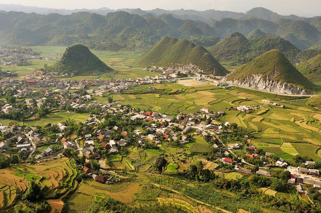 Reisfelder um das Dorf Tam Son vom Quan Ba-Pass aus gesehen auf der Straße nach Yen Minh, Provinz Ha Giang, Nordvietnam, Südostasien