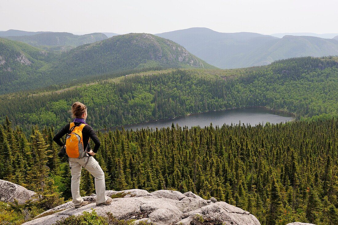 junge Frau bewundert Landschaft mit Pioui-See, Pioui-Pfad, Grands-Jardins-Nationalpark, Provinz Quebec, Kanada, Nordamerika