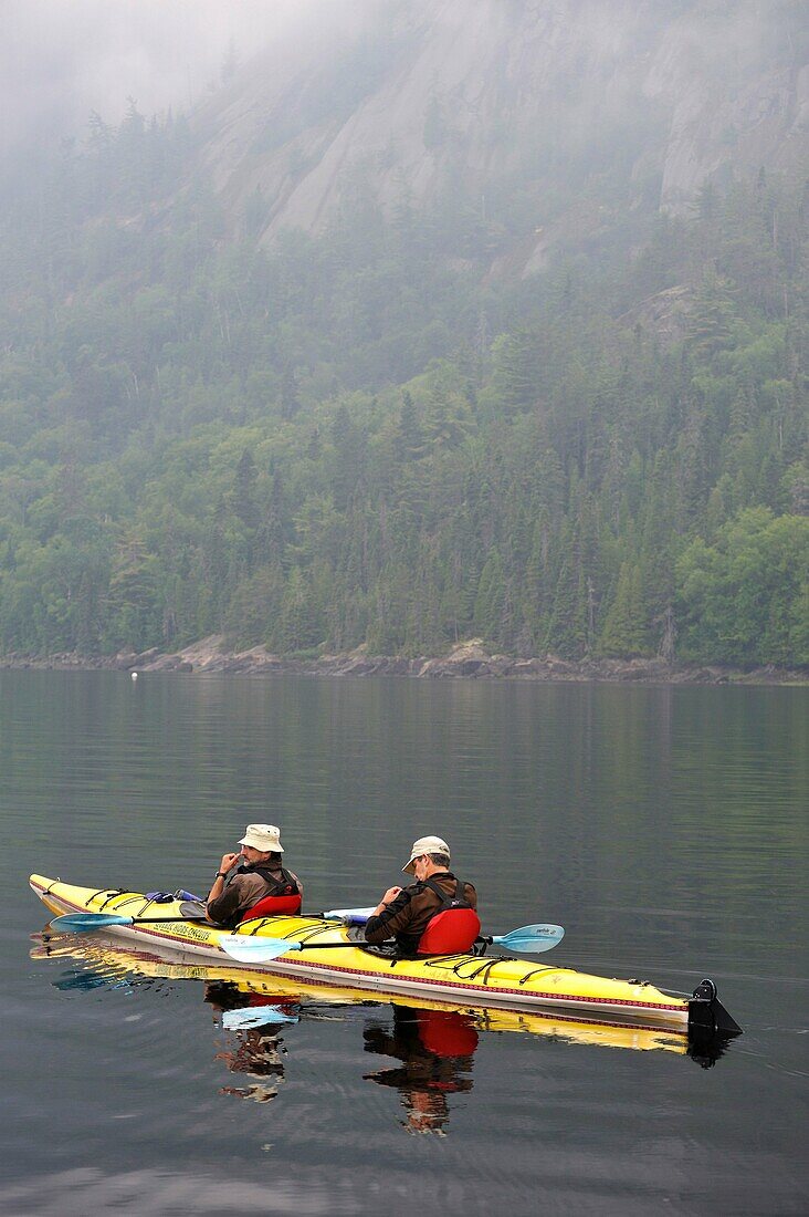 Kajak in Baie-Eternite, Saguenay-Nationalpark, Bezirk Riviere-eternite, Provinz Quebec, Kanada, Nordamerika