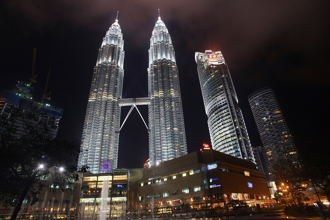 Blick auf die Petronas Türme in der Nacht, Kuala Lumpur, Malaysia, Asien