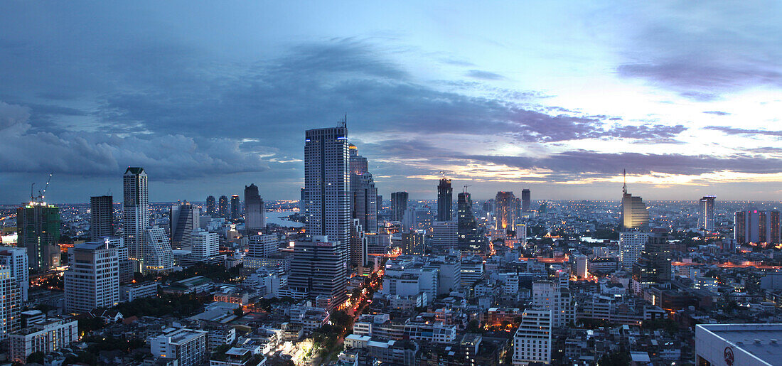 Blick auf Süd Sathon am Abend, Bangkok, Thailand, Asien