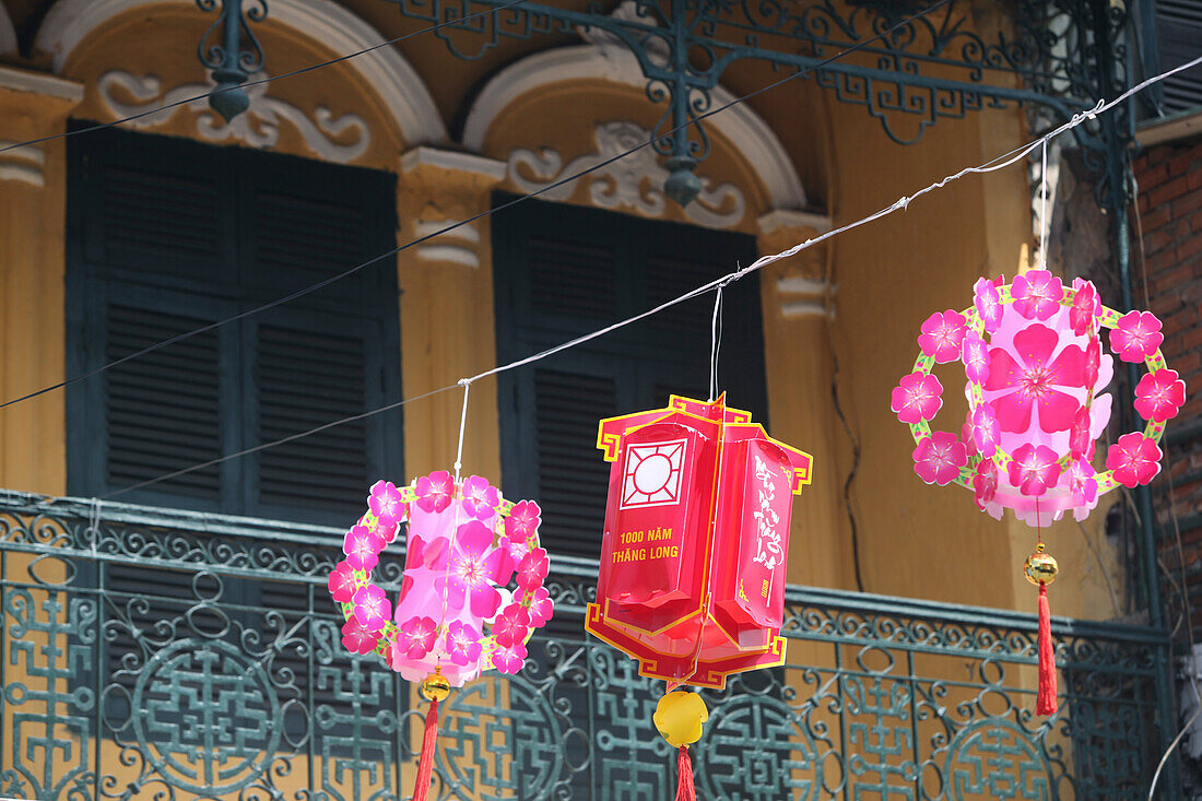 Pinke Lampions vor einem Haus in Hanoi, Hanoi, Vietnam, Asien
