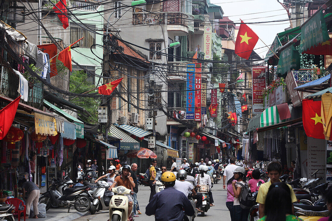 Verkehr an Straße in Hanoi, Hanoi, Vietnam, Asien