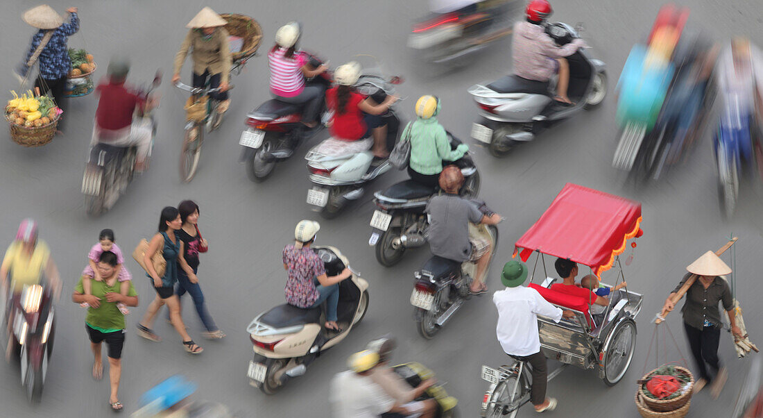 Verkehr an Straße in Hanoi, Hanoi, Vietnam, Asien