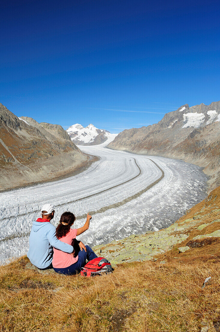 Paar blickt auf Grosser Aletschgletscher mit Mönch und Eiger, Grosser Aletschgletscher, UNESCO Welterbe Schweizer Alpen Jungfrau - Aletsch, Berner Alpen, Wallis, Schweiz, Europa